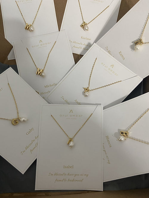 Collar bridesmaid iniciales con perla de río