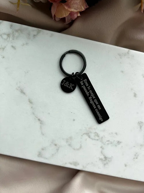 Llavero negro grabado