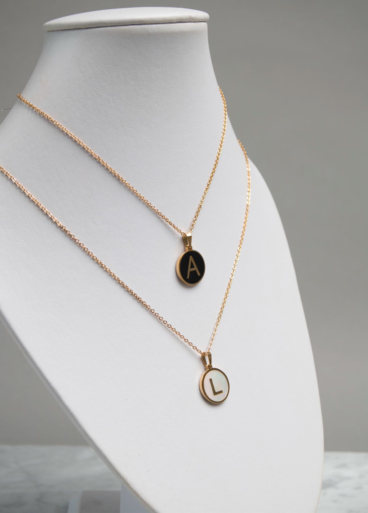 Collar Inicial madre perla