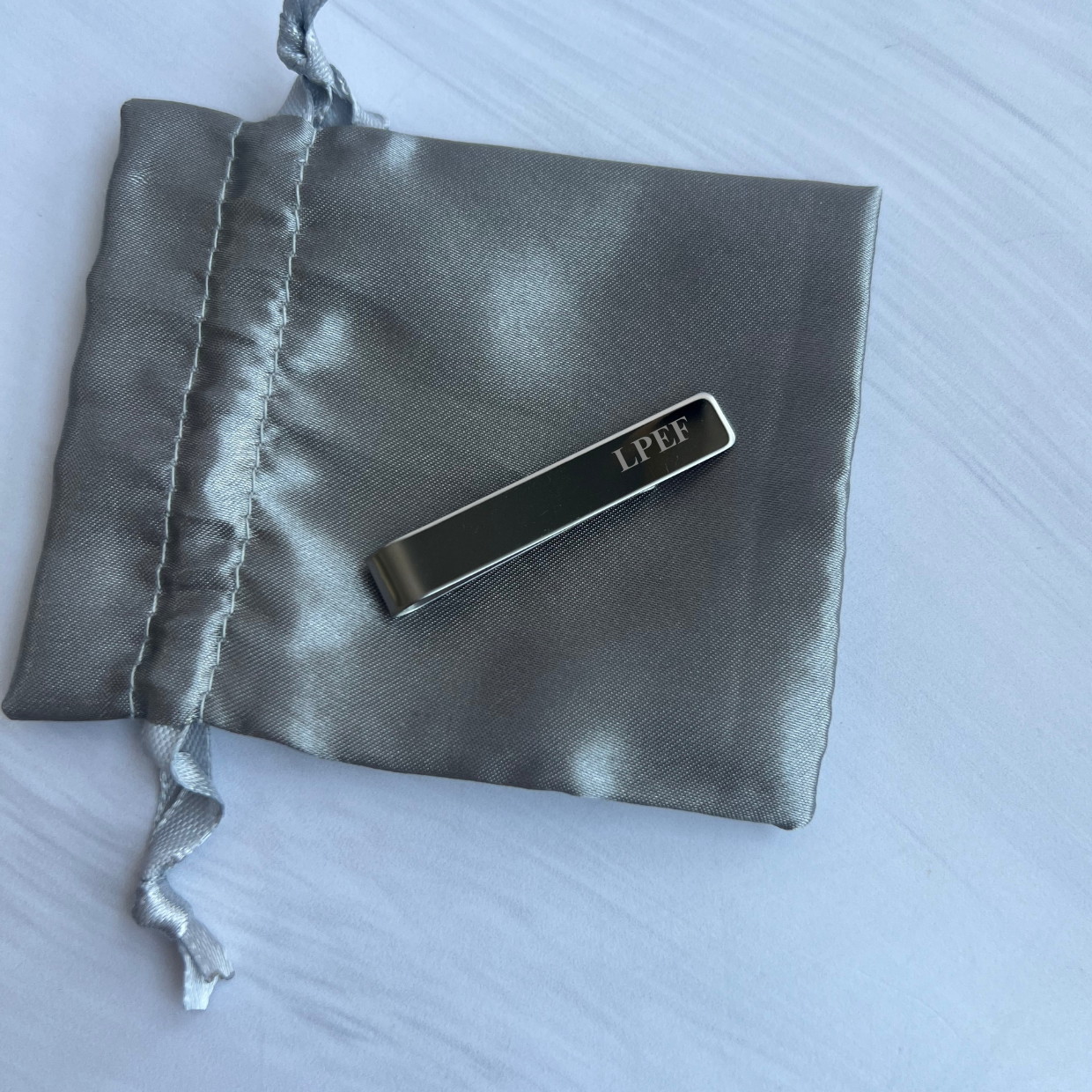 Pisacorbata personalizado